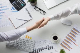 堆满财务报表的愉快合作