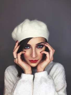 精致的帽子女郎