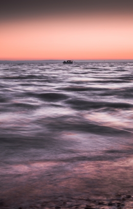 日落海上孤独的帆船