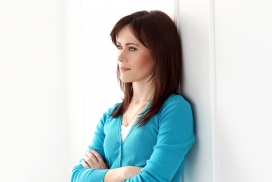 靠墙的蓝衣女郎