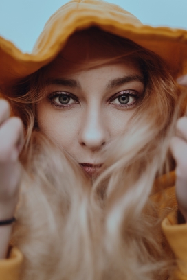 帽子里的金发美女