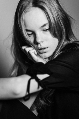 汉娜黑白风人像