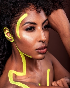 黄颜色描边的女郎