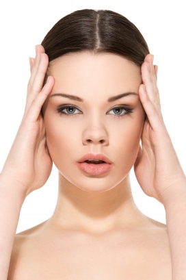 精致双手摸脸的欧式护肤品女郎