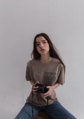 手拿单反相机的女摄影师