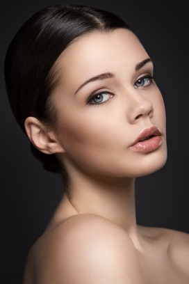 微回头的欧美护肤品女郎