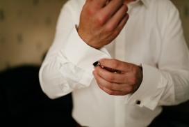 左手扣扣子的商务男性图