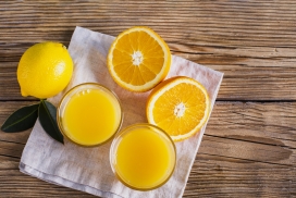 木条纹板上的橙汁鱼脐橙