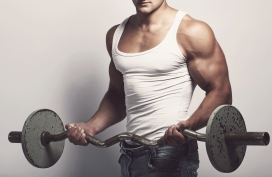 举重健身的男性运动员