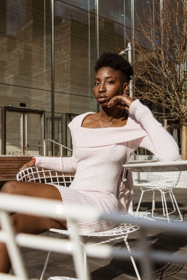 坐在凳子上的短发非洲女人