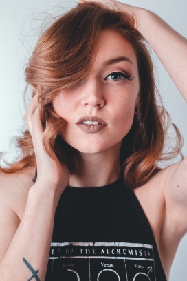 双手抱头的金卷发女郎