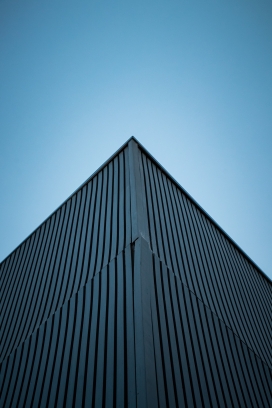 仰拍的建筑一角