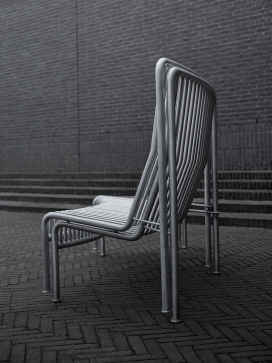 向人群控制障碍致敬的Massproductions模块化户外沙发