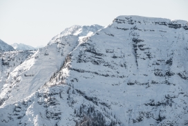 被雪覆盖的高山