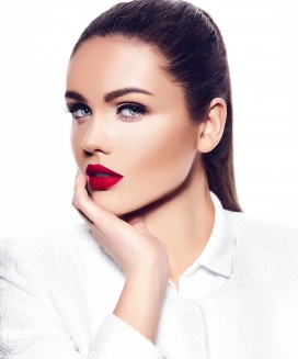 摸下巴的气质护肤品女郎