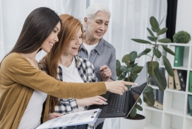 办公室看笔记本电脑协同办公的职场同事