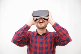 头戴VR眼镜的男子