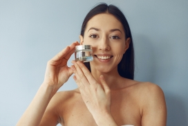 手捧透明玻璃护肤品的女郎