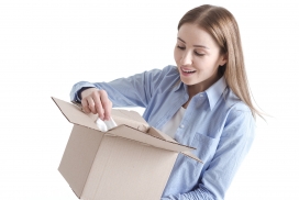 拆快递包裹的金发女子