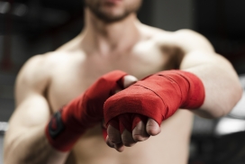 手缠红色绷带的拳击手