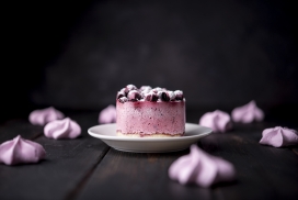 粉红色的草莓蛋糕点心