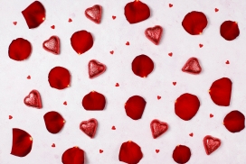 鲜红色的花瓣爱心