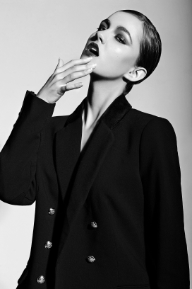 摸下巴鄙视眼神的气质护肤品女郎黑白人像