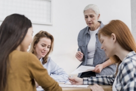 协同办公的女性同事团队