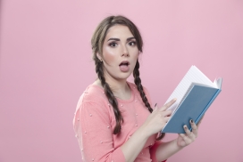 扎马尾辫惊讶看书的姑娘