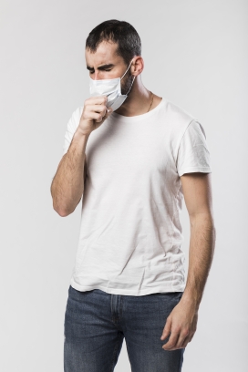 戴口罩咳嗽的男子