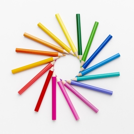 旋转排列的五彩铅笔