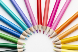 围成半圆的彩虹铅笔