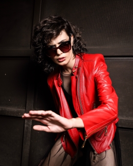 墨镜红皮夹克女郎