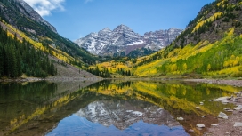 雪山湖倒影图片