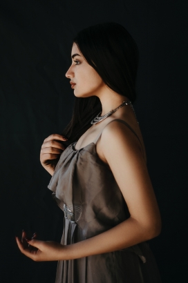 端庄的女性侧面图