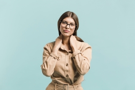 摸脖子戴眼镜的美女