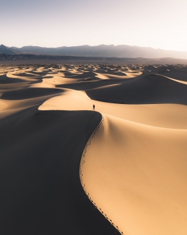 细滑沙漠上的徒步旅行者