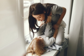 跟宝宝玩耍的亲子图片