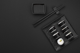 黑陶盘中的紫色寿司