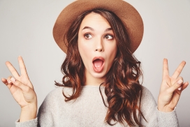 灿烂笑容的帽子女郎