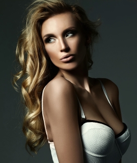 质感金卷发美女图片