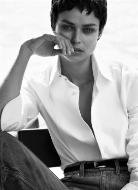 Birgit Kos穿着Camilla Akrans为Harper美国设计的90年代牛仔裤