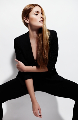 蹲马步的长发美女