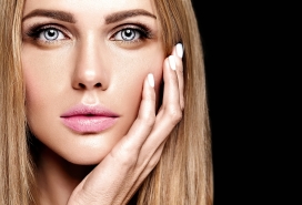 摸脸的金发美女