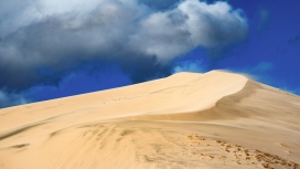 乌云笼罩下的沙漠