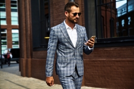 边走边看手机的墨镜帅哥