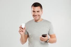 手持苹果耳机的男子