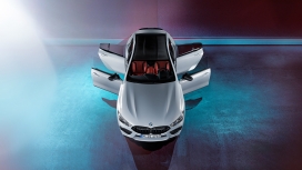 白色宝马M8汽车