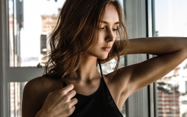 抚摸秀发的美女图片