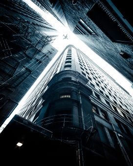 仰拍建筑上空的飞机